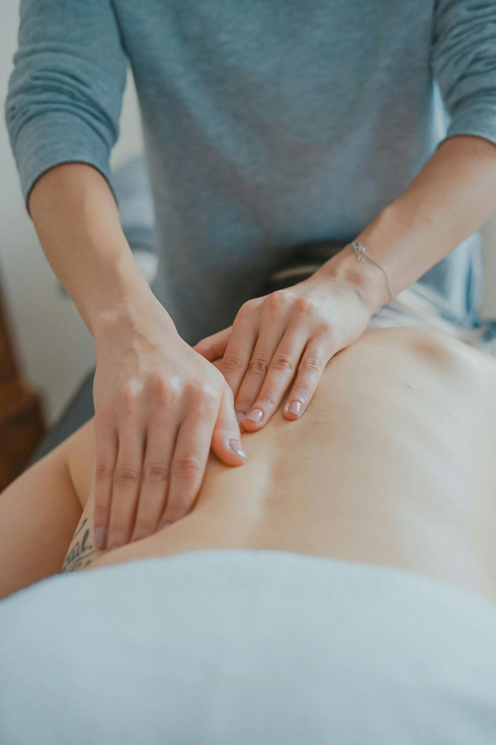 Hands-on treatment of the upper back